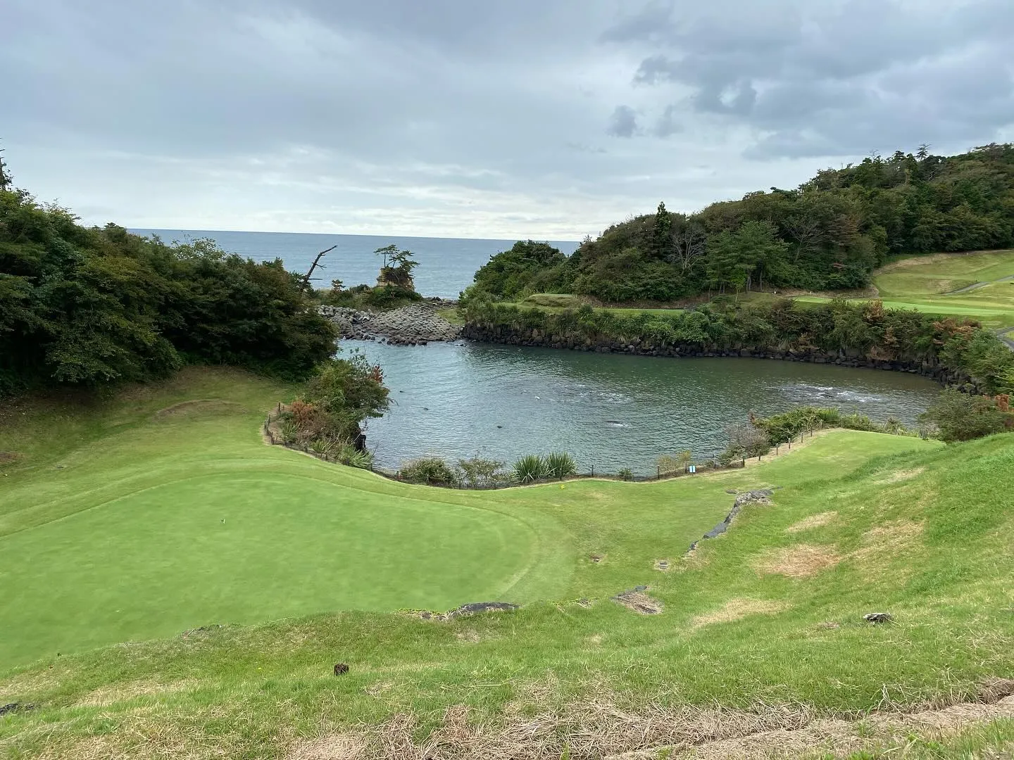 先日、海を越えてのショートホールに挑戦してきました！⛳️✨ま...